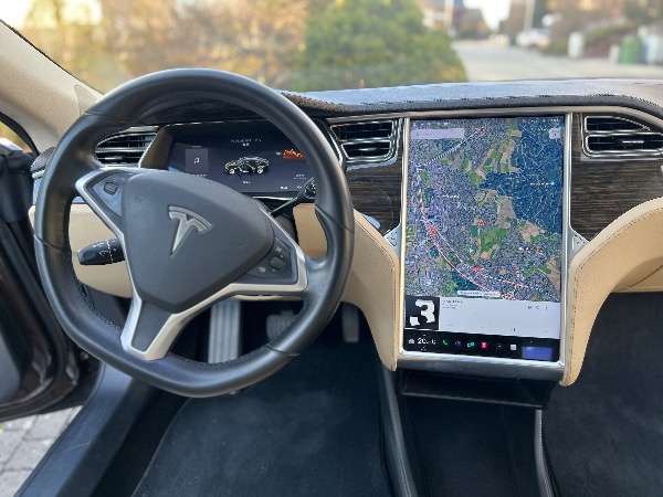 Tesla Model S85 in gutem Zustand