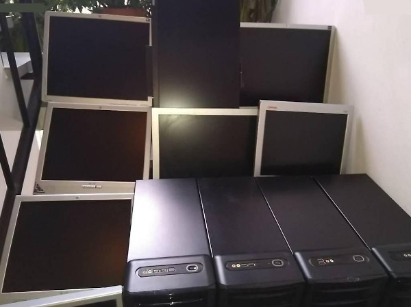 8 tower 2 desktop pc / 9 monitor / 6 Ethernet switch