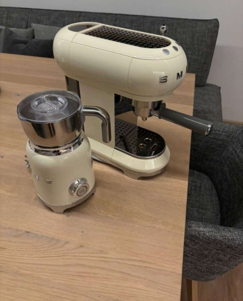 SMEG Espresso Maschine mit Milchschäumer